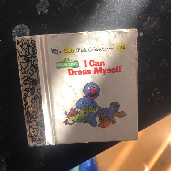 I can dress myself mini Sesame Street golden book - Picture 3 of 8